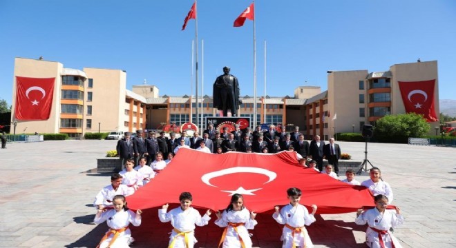 Erzincan da 106 ıncı yıl coşkusu