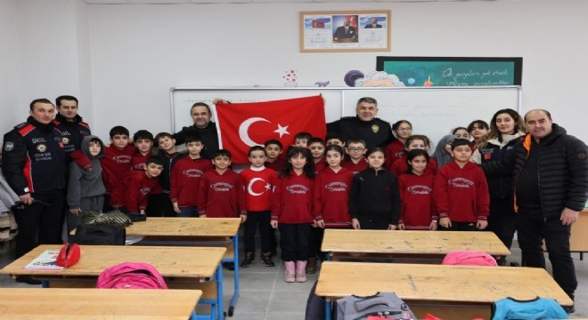 Okullarda bayrak coşkusu