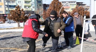 Beyaz bastonlarla engelleri aşmaya çalıştılar