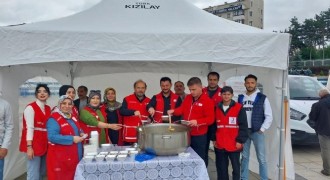 Kızılay aşure dağıttı