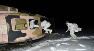 Mehmetçiğin karlı arazide gece eğitimi