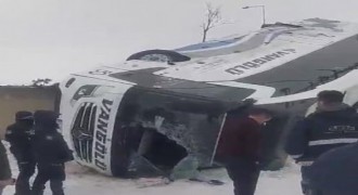 Patnos yolunda otobüs devrildi: 16 yaralı