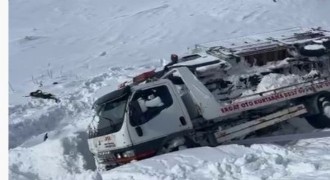 Çekici taşıdığı araç ile şarampole devrildi